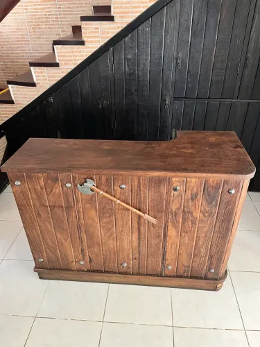 Bar rústico de madeira com 3 bancos