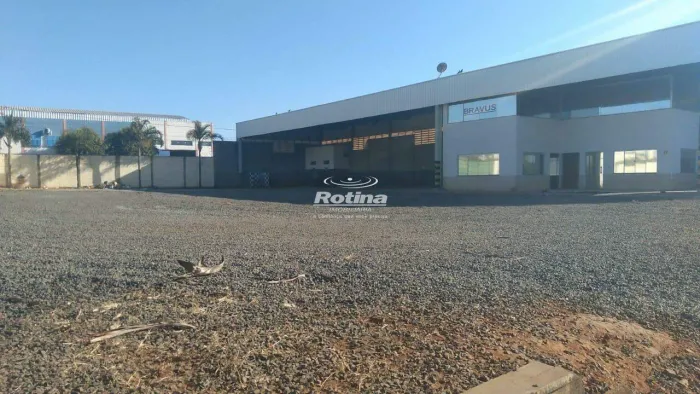Galpão estilo garagem em área de 3.500m2