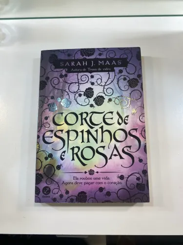 Livro Corte de Espinhos e Rosas - Sarah J. Maa