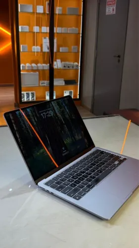 MAC AIR M2 DE 512GB ( PEQUENO DETALHE TELA )
