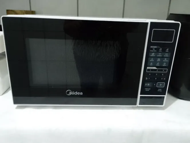 Microondas Midea preto e branco 
