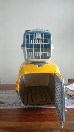 Caixa de transporte para cães e gatos. As duas por 60,00.