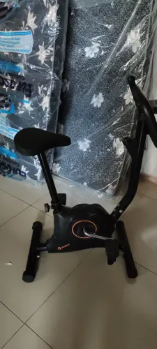 AVENDO BICICLETA ERGOMÉTRICA PARA EXERCÍCIOS FÍSICOS 