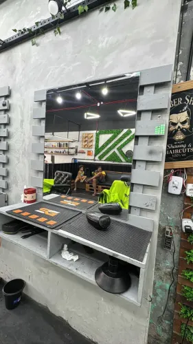 Bancada de barbearia junto com o espelho 