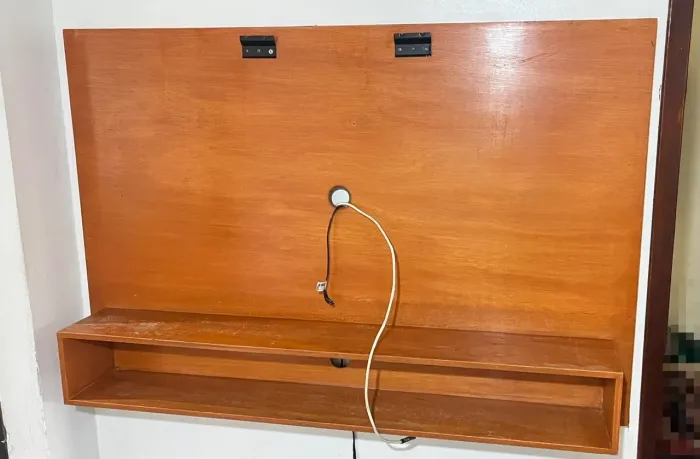 PAINEL DE MADEIRA FOLHEADA A MOGNO