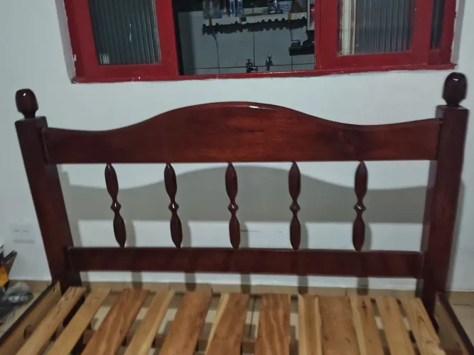 Cama de casal de madeira