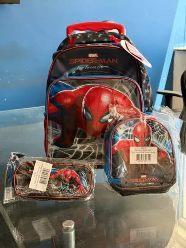 MOCHILA DE RODINHAS HOMEM ARANHA + LANCHEIRA + ESTOJO XERUS