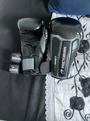 KIT LUVA PROFISSIONAL PRETORIAN + BANDAGEM MAXIMUM 5 METROS