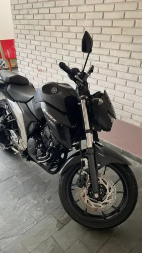 Vendo fazer 250, 8.400 km, tô pedindo 22.000 reais 