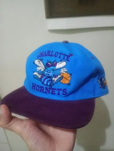 Boné Charlotte hornets anos 90 original, tbm tenho Patriots e Pittsburgh original, lakers
