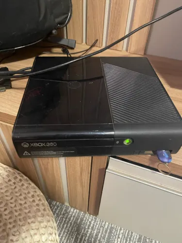 Xbox 360 super slim 4 GB Com Kinect Xbox 360 e três jogos 