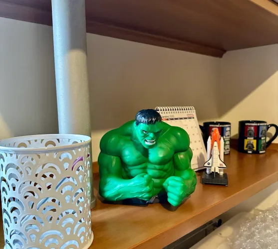 Boneco e cofre do Incrível Hulk