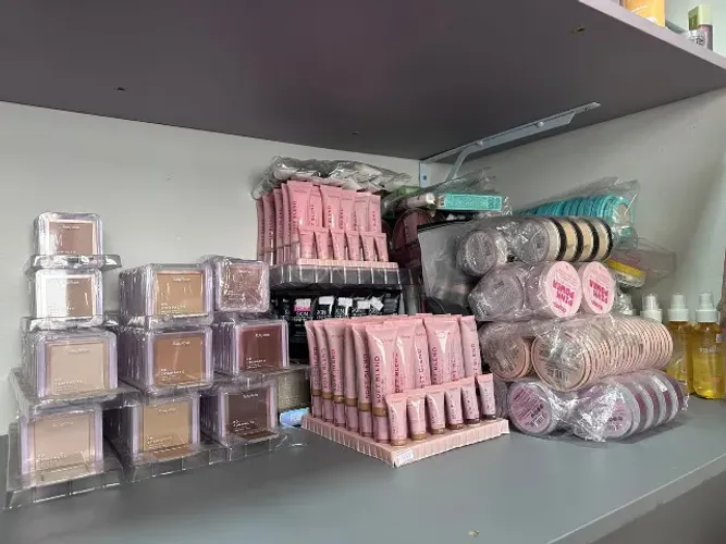 FUNDO DE LOJA DE COSMÉTICOS - LOTE 27 - MAQUIAGEM