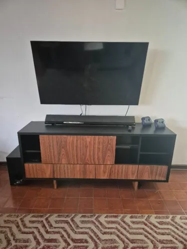 Rack Desmobília preto com detalhes amadeirados, nichos e gavetas