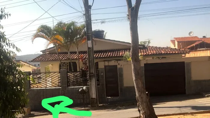 Casa independente nos fundos, 1 quarto, sala, cozinha, garagem, banheiro e quintal.