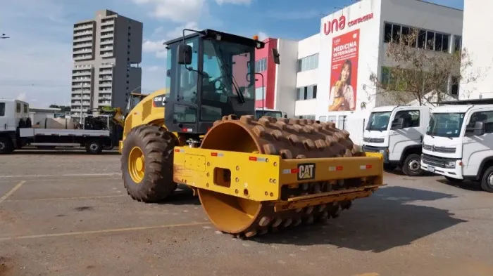 Rolo compactador Caterpillar CS54B com pé de carneiro ano 2021