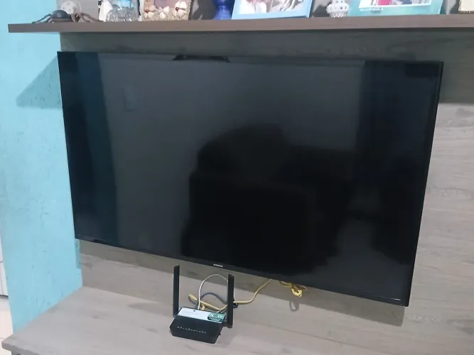 Tv sansung 48 polegadas, pra retirar peças tela trincadala trincada