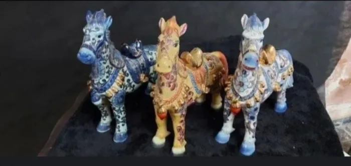Cavalos em porcelana chinesa.