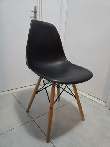 Cadeira pés palito preta, semi-nova