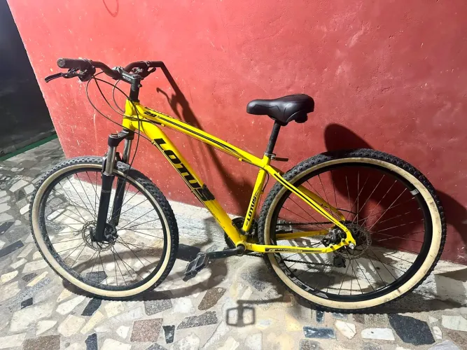 Bike lótus aro 26 <br>21 marcha <br>Freios a disco <br>Banco trocado a pouco tempo