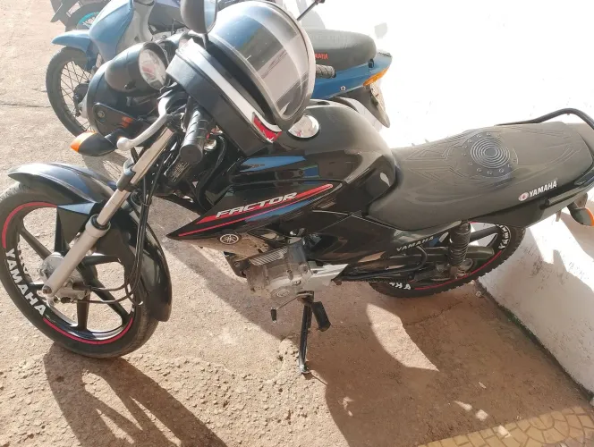 Vende se uma moto YBR preta me dia nó meu nome 