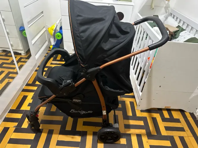 Carrinho de bebê com bebê conforto burigotto completo