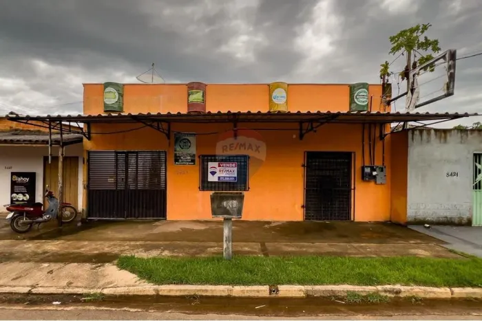 Casa com Ponto Comercial em rua tranquilo no bairro Castanheira.