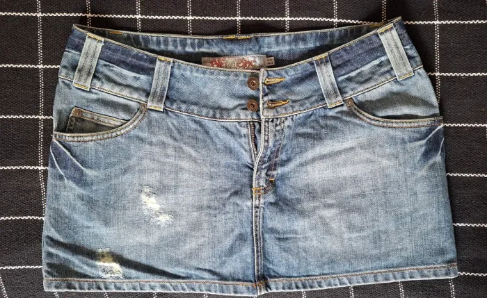Saia jeans Europa 40 mini-saia casual semi-nova
