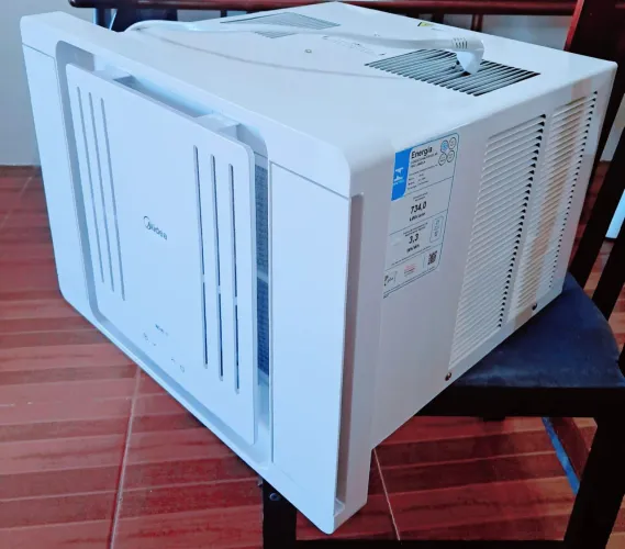 Vendo ar condicionado midea 10.000 btus. Gela muito bem, silencioso e pega Wi-Fi
