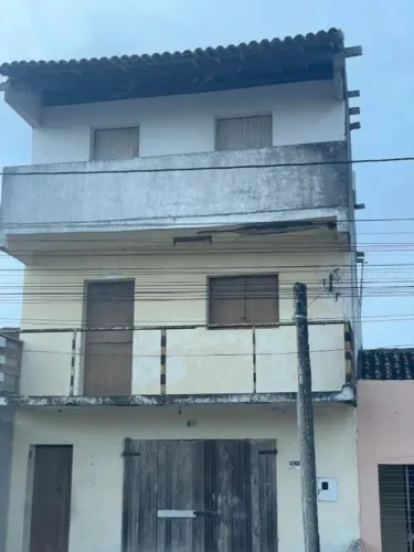 Casa de 3 andares, precisando de alguns reparos e melhorias.