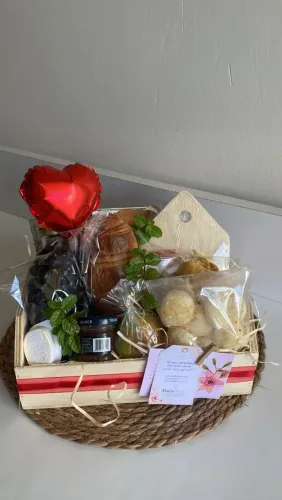 Cesta de café da manhã romântica/ personalizada a pronta entrega