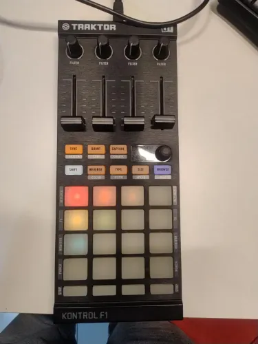 Native Instruments Traktor Kontrol F1 - Controlador DJ