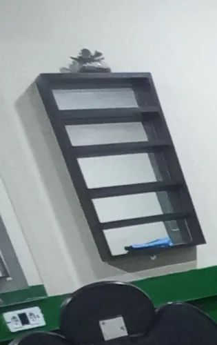 Nicho espelhado para colocar esmaltes 
