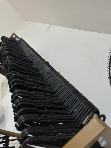 100 cabides por R$75,00