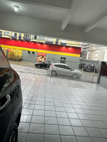 Alugo definitivo a uma quadra da praia