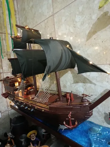 Navio pirata de madeira artesanal