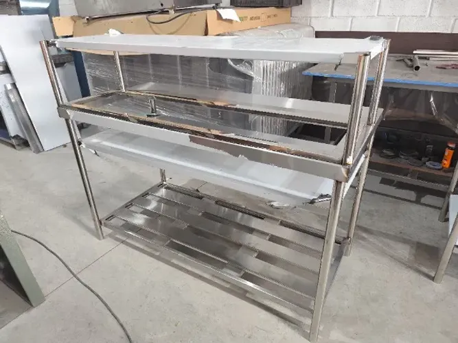 Mesa de apoio em inox para preparo e manipulação, 1,10 × 0,70 × 0,90 m