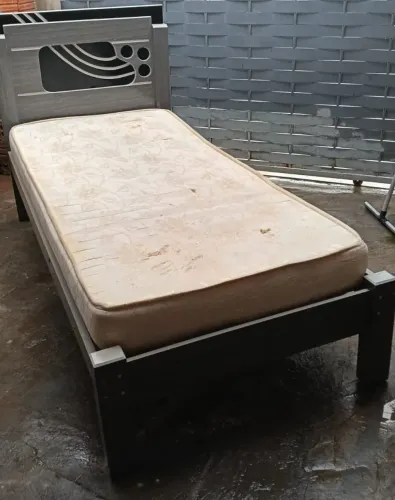 Cama de solteiro com colchão em bom estado