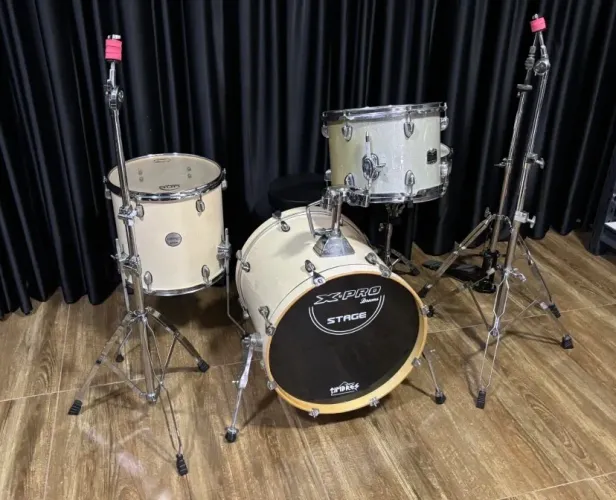 Bateria X-Pro Stage c/ Ferragens (Bumbo 18")
