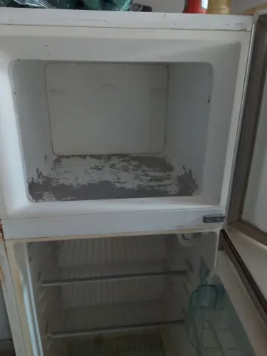 Vendo geladeira falta o gás