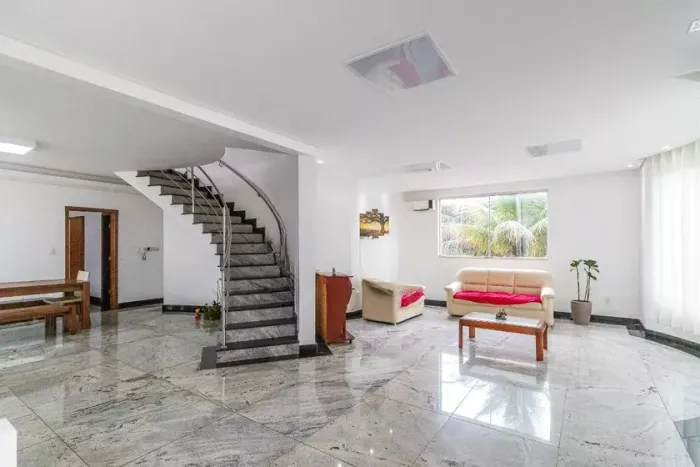 Casa à Venda - Bandeirantes, 6 Quartos, 700 m2