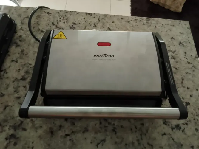 Sanduicheira e Grill Britânia 2 em 1 Bgr27i de 850W com Trava Inox