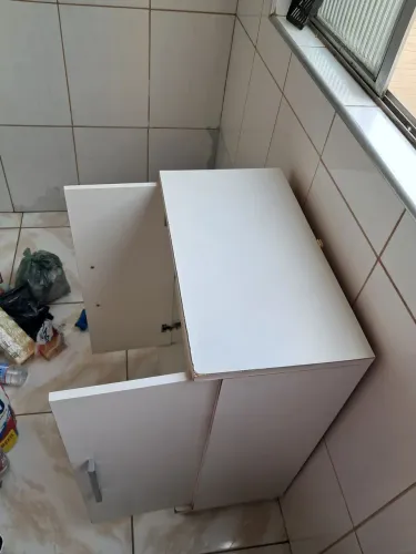Armário para produtos de limpeza