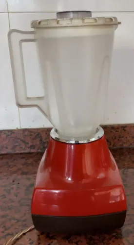 Liquidificador Walita funcionando eletrodoméstico antigo uso enfeite decoração ambiente