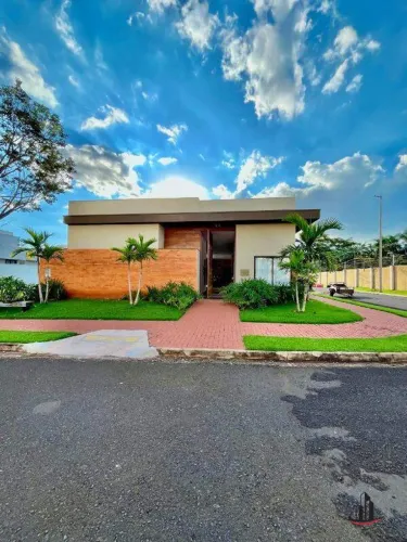 Casa disponível para venda no Condomínio Estância dos Ipês com 3 suítes, piscina, escritór
