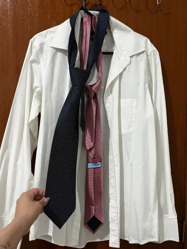 Camisa masculina com gravatas
