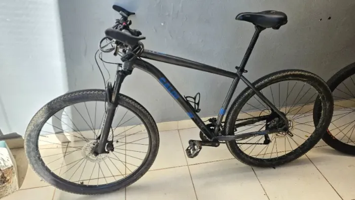 Bike Caloi Mtb Explorer 29" Grupo Shimano Alivio, Suspensão com Trava Remota no Guidão