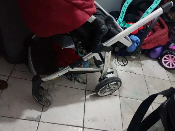 Carrinho de bebe com bebê conforto