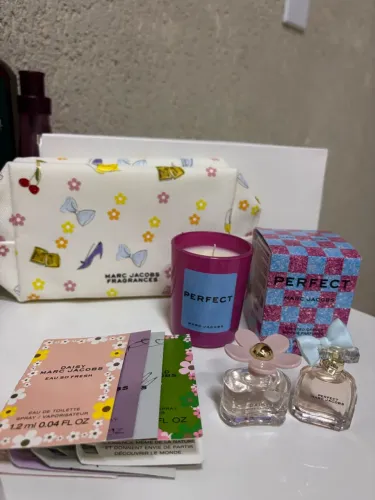 Kit Marc Jacobs Exclusivo | Nécessaire, Vela Perfumada e Mini Perfumes