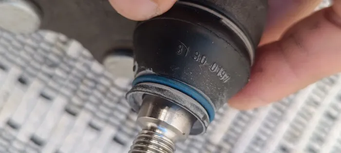 Pivô de Bandeja de Suspensão Esquerdo (Motorista) VW 5U0407365. Fox Gol Polo UP Voyage 